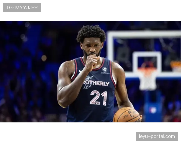 镜头：76人恩比德与对方中锋多次在肘区进行卡位与反卡位博弈